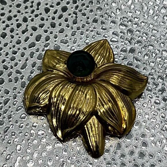 Vintage 1960's Flower Brooch Green Crystal Gold tone Regency Classic Edwardian - Picture 6 of 7